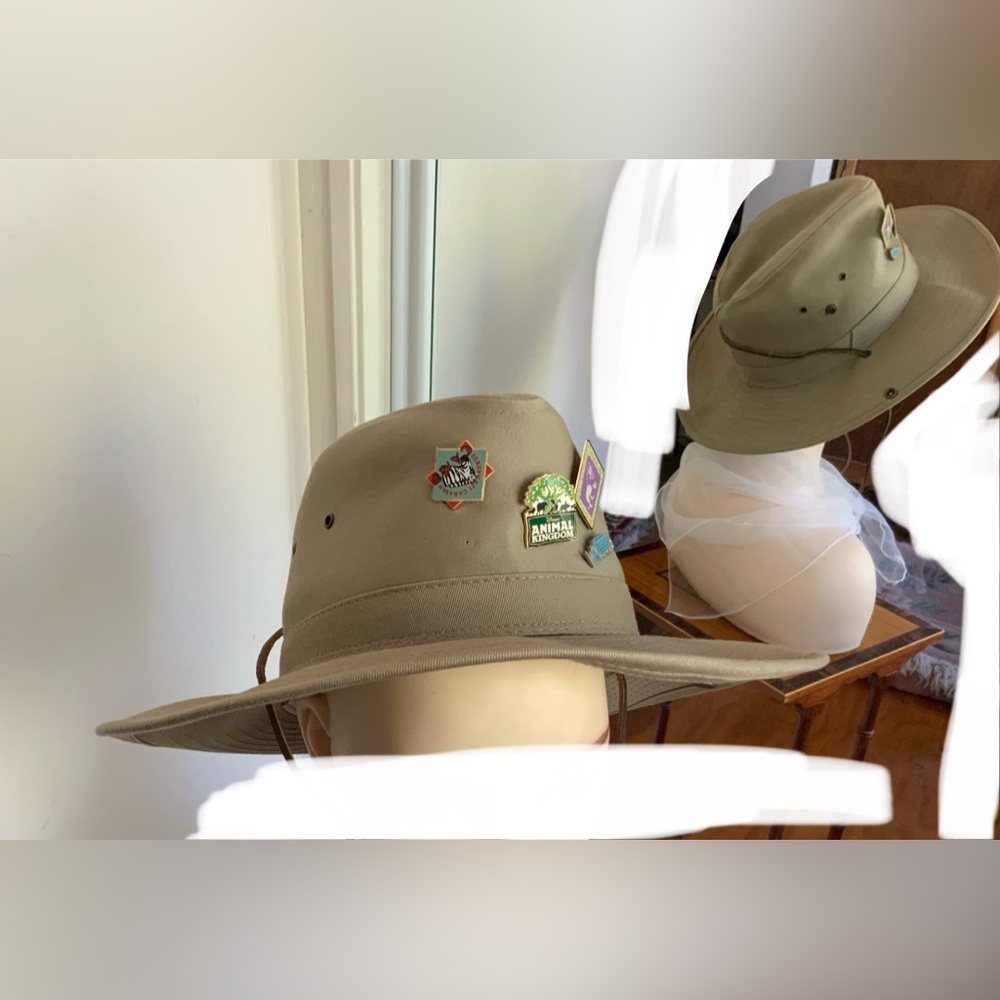 Walt Disney safari hat with 4 Disney pins